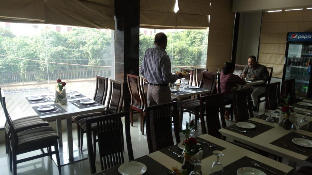 Hotel Ozas Grand Varanasi Exterior photo