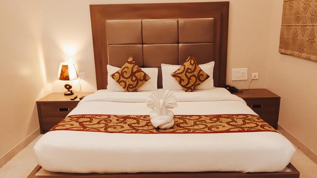 Hotel Ozas Grand Varanasi Exterior photo
