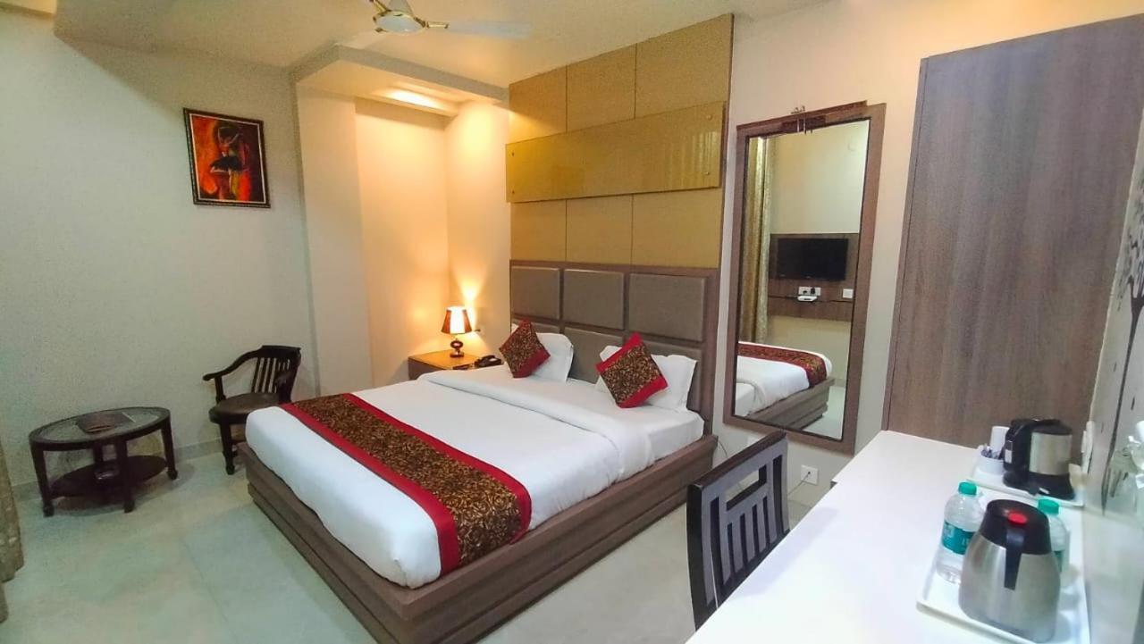 Hotel Ozas Grand Varanasi Exterior photo