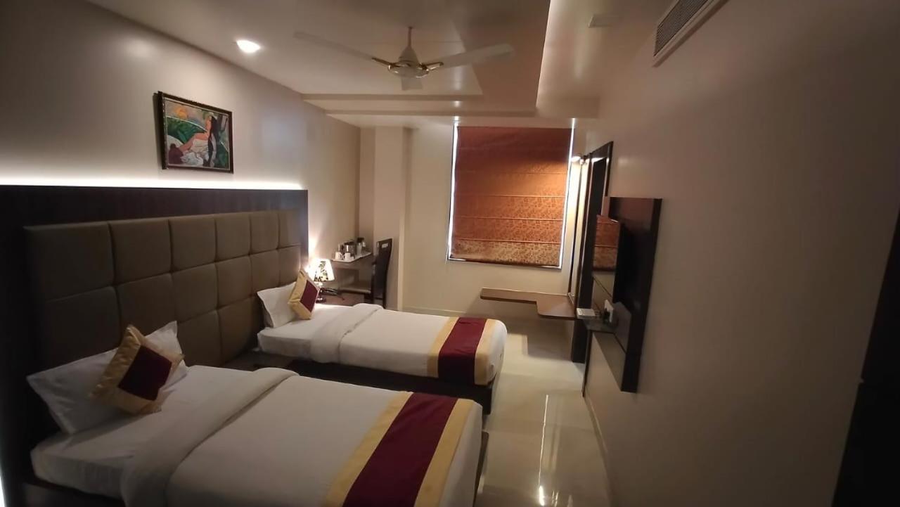 Hotel Ozas Grand Varanasi Exterior photo