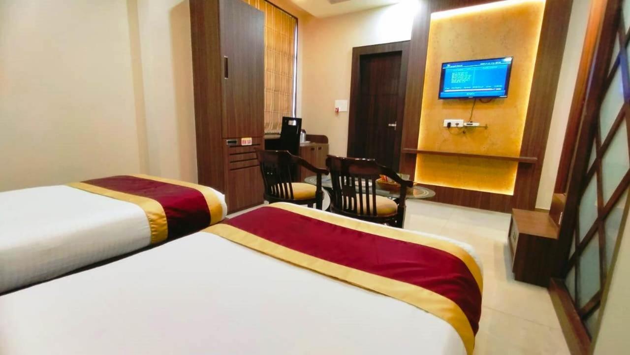 Hotel Ozas Grand Varanasi Exterior photo