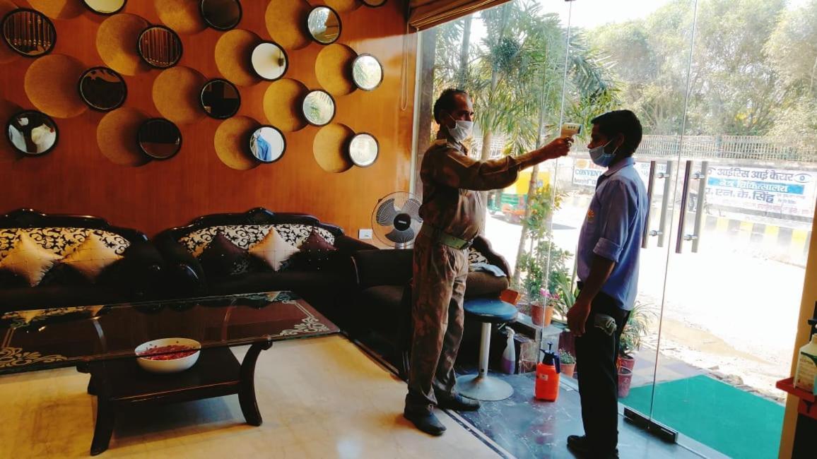 Hotel Ozas Grand Varanasi Exterior photo