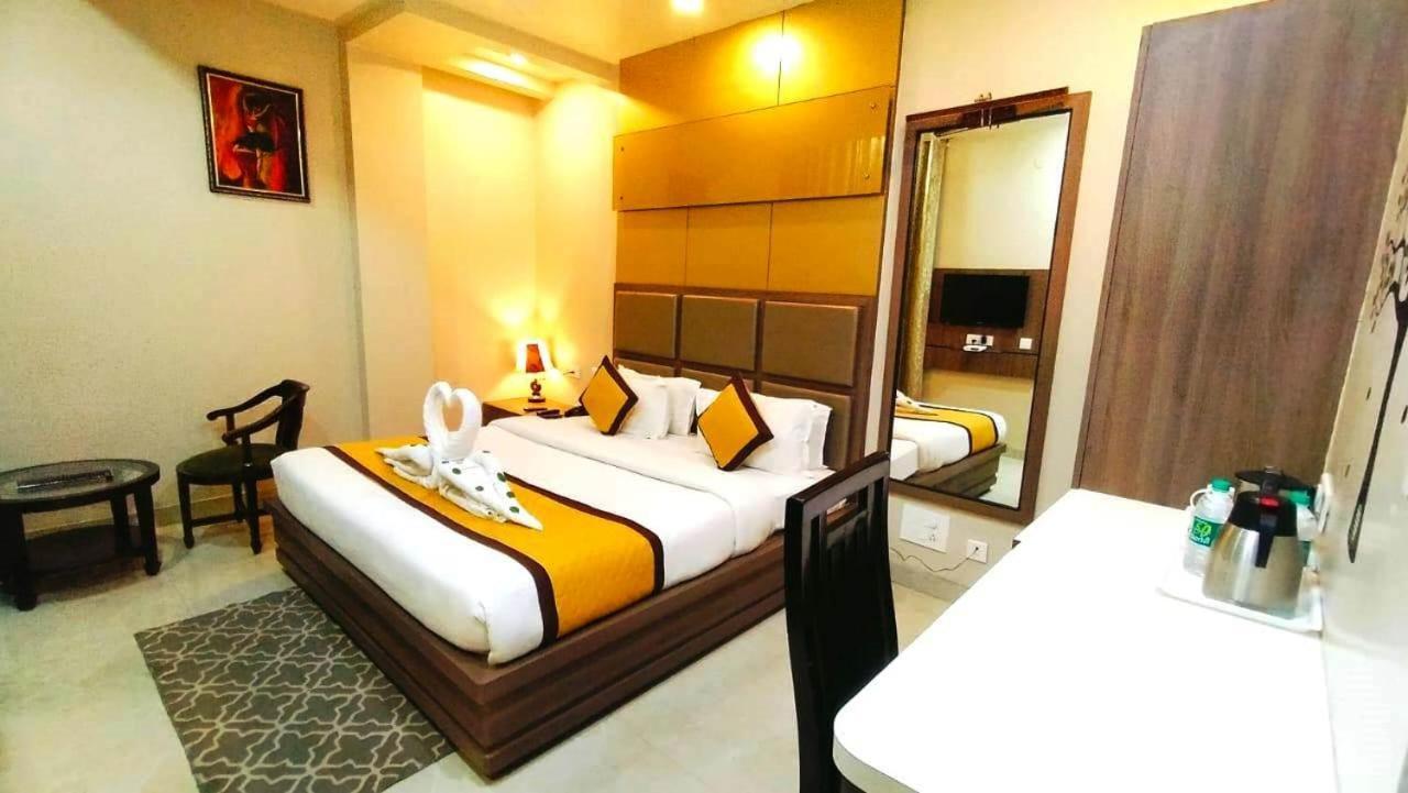 Hotel Ozas Grand Varanasi Exterior photo