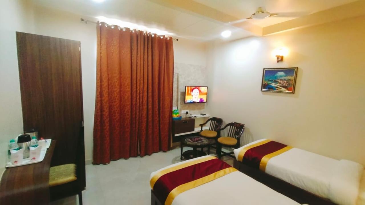 Hotel Ozas Grand Varanasi Exterior photo