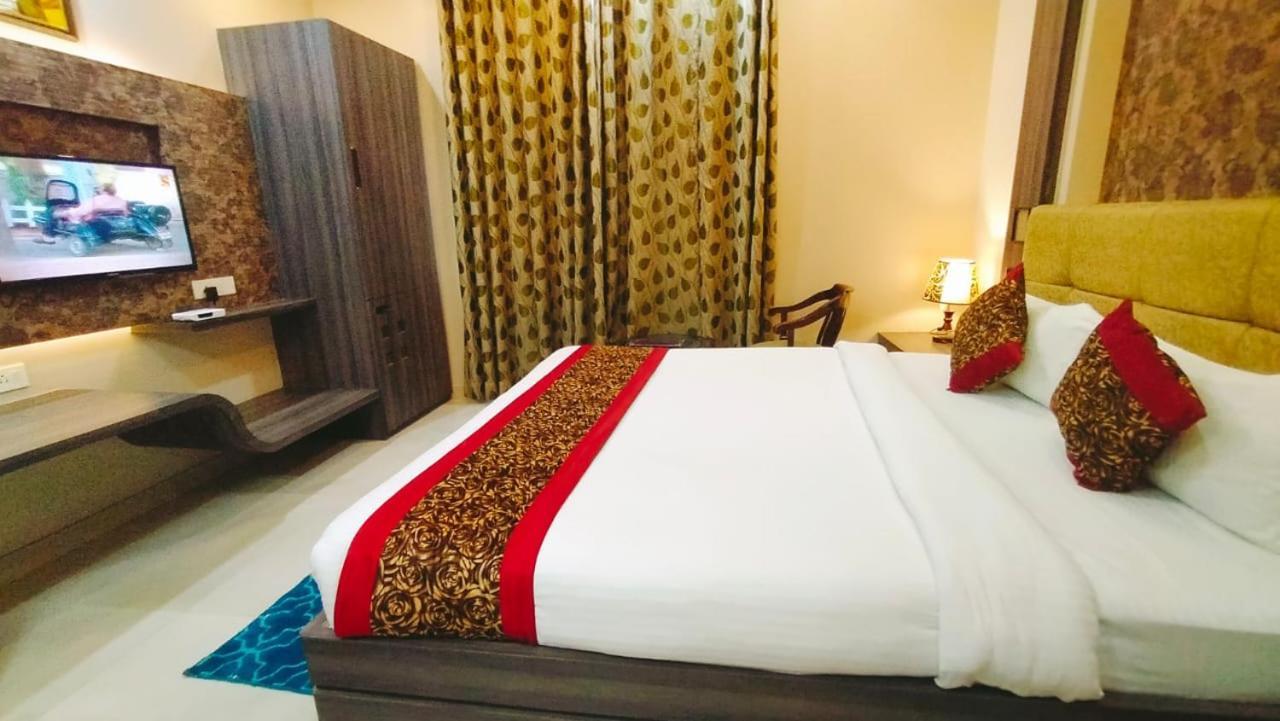 Hotel Ozas Grand Varanasi Exterior photo
