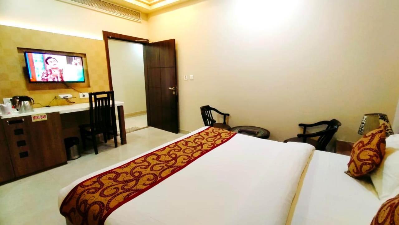 Hotel Ozas Grand Varanasi Exterior photo