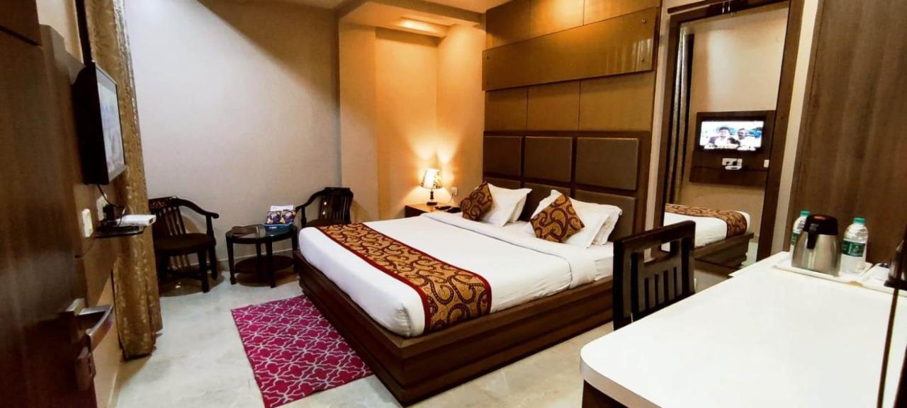 Hotel Ozas Grand Varanasi Exterior photo