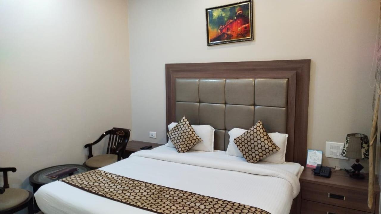 Hotel Ozas Grand Varanasi Exterior photo