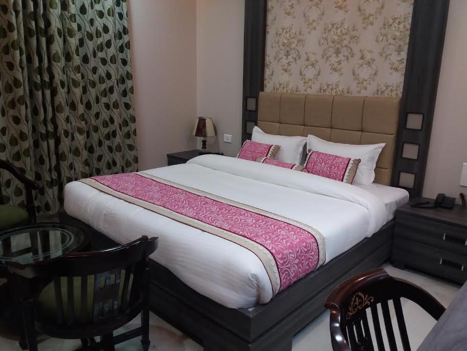 Hotel Ozas Grand Varanasi Exterior photo